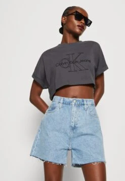 Calvin Klein JeansMOM - Jeansshorts - Denim Light -Wal C Stil Butik 64fedaff306643609820f9164e13bddb