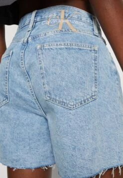 Calvin Klein JeansMOM - Jeansshorts - Denim Light -Wal C Stil Butik 7a21669bcd2546b2bdf59a2d2145f76a