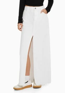 BershkaWITH FRONT SLIT - Maxikjol - Offwhite