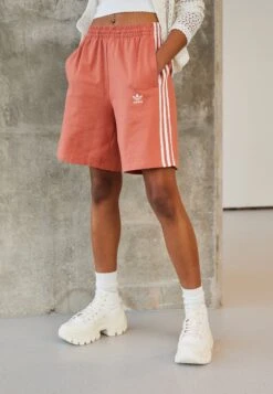 Adidas OriginalsADICOLOR CLASSICS BERMUDA - Shorts - Magic Earth