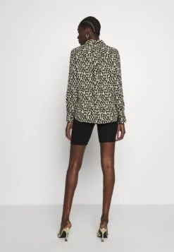 ModströmKENDIS - Shorts - Black -Wal C Stil Butik 7f9baaf11095419287aa3b5464bca33d