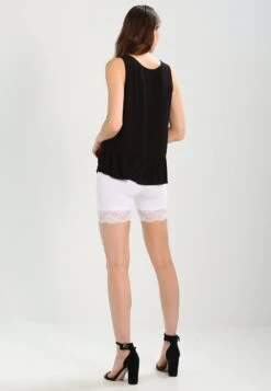 CreamMATILDA BIKER - Shorts - Optical White -Wal C Stil Butik 8245f519114345fa8a95e50a24a902c6