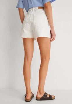 NA-KDRAW HEM BUTTONED - Jeansshorts - White -Wal C Stil Butik 9d204aa622ed4b4f9c8b2930d4ae615f