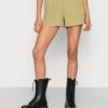 Vero ModaVMNATALI - Shorts - Sage Solid 1 Vero ModaVMNATALI - Shorts - Sage Solid -Wal C Stil Butik ae5b0d49fcd444e5b717da09c1c695f7