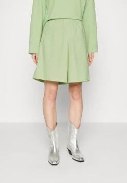 DRYKORNGROUND - Shorts - Yellow