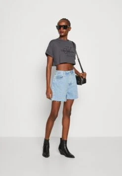 Calvin Klein JeansMOM - Jeansshorts - Denim Light -Wal C Stil Butik de731e4f273f41a894e105d6603457d9