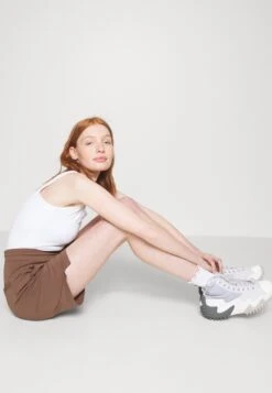 ConverseCHUCK TAYLOR BERMUDA - Träningsbyxor - Squirrel Friend -Wal C Stil Butik f0540909f4d14ca19b265f25fb1fc4ee